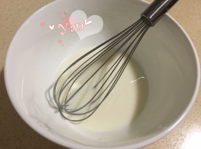 2 、纯牛奶+玉米油+盐混合均匀；