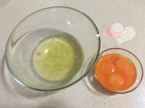 1、分离蛋黄蛋清，蛋清放冰箱冷冻或冷藏，冷冻效果更好一些，不易消泡；