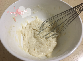 3、筛入低粉“之”字形混合均匀；