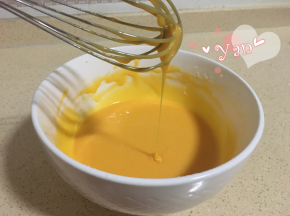 4、最后加入蛋黄混合搅匀，如图流动的状态；