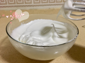 5、蛋白分三次加入糖打发至小弯钩状态；