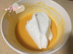 6、舀1/3蛋白到蛋糊中；