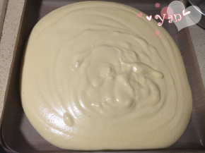 8、混合好的面糊倒入烤盘中；