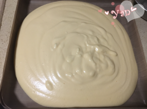 8、混合好的面糊倒入烤盘中；