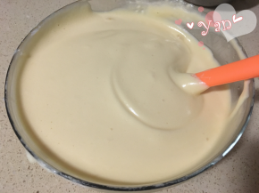 7、拌匀后再倒入蛋半白盆里，翻拌均匀；