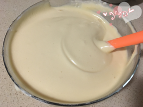 7、拌匀后再倒入蛋半白盆里，翻拌均匀；