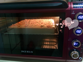 11、放入预热好的烤箱，中层，上下火，150度烤30分钟；