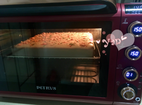 11、放入预热好的烤箱，中层，上下火，150度烤30分钟；