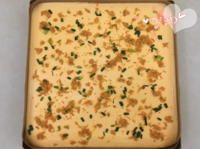 10、撒上适量葱花和肉松；