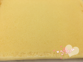 14、蛋糕上面铺一张油纸，把蛋糕反转，毛巾棉妥妥的；