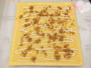 15、用刀在蛋糕表面划几道口；撒上葱花和肉松；