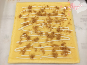 15、用刀在蛋糕表面划几道口；撒上葱花和肉松；