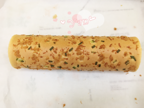 17、卷起来，放冰箱冷藏半小时定型。