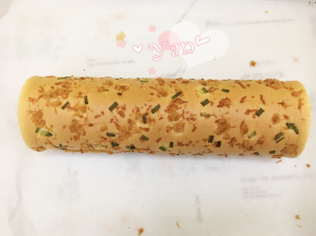 17、卷起来，放冰箱冷藏半小时定型。