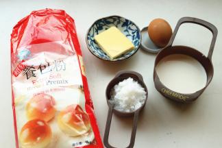 准备好汉堡胚的材料。