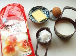 准备好汉堡胚的材料。