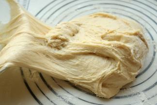 发酵时间到，面团变成2倍大，移到揉面垫上。