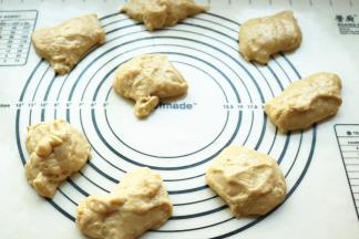 分成8份，这个面团比较湿黏，手上要抹油操作。