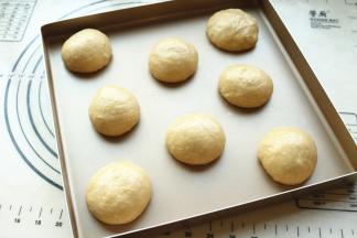 面团揉圆后，排入烤盘，送入烤箱继续发酵。