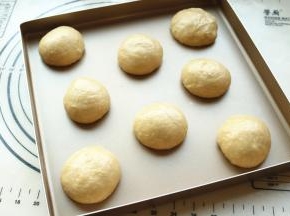 面团揉圆后，排入烤盘，送入烤箱继续发酵。