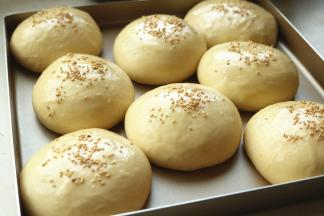 二发完成，胚子很饱满有弹性，表面刷蛋液，撒白芝麻，送入烤箱中层170度烤13分钟。