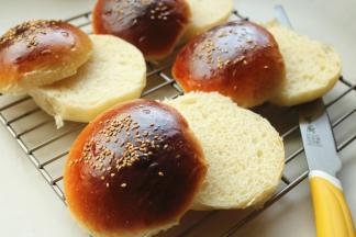 烤好的面包胚，晾凉后，剖开待用。