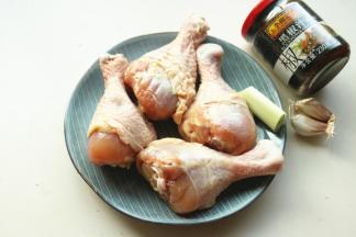 准备好鸡腿和调料。