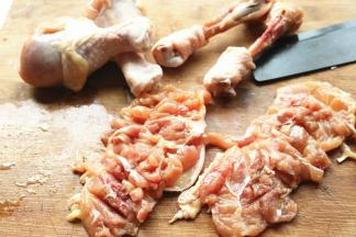 剔骨，里面的鸡肉用刀子切开，不切到底，这样煎的时候不会变形，还是平整的一片。