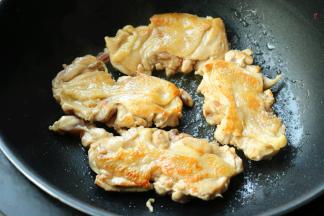 锅里不放油，鸡皮朝下先煎出油脂，再翻面继续煎。