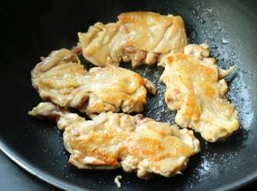 锅里不放油，鸡皮朝下先煎出油脂，再翻面继续煎。
