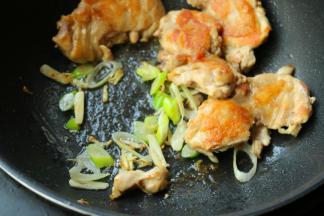 把鸡块拨到一边，放入葱姜爆香。