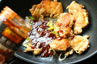 加入黑椒酱和少量水，煮一会，根据口味酌情加盐调味。