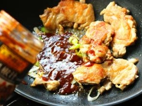 加入黑椒酱和少量水，煮一会，根据口味酌情加盐调味。