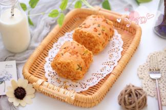 可在蛋糕两边抹上沙拉酱，沾满肉松。