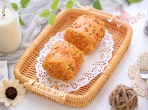 可在蛋糕两边抹上沙拉酱，沾满肉松。