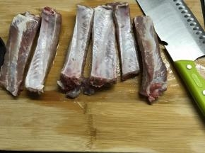肋排买回后斩成差不多长短。