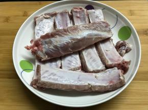 清洗干净后放入盘中。