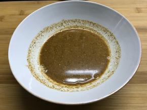 烤肉料用水溶解。