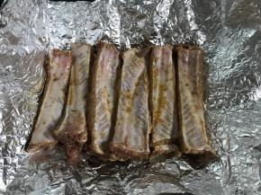 把肋排放在锡纸中。