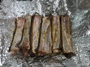 把肋排放在锡纸中。