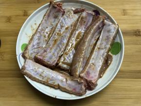 倒入盘中，让每根骨头都涂上酱料。