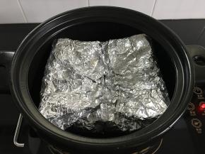 包上后放入砂锅中。