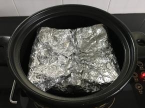 包上后放入砂锅中。