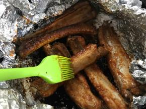 烤到差不多的时候，刷上一层烤肉酱，再烤2分钟后熄火。