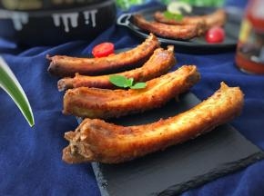 烤好后拿出装盘。