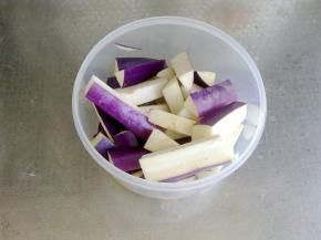 长茄子切成条状。