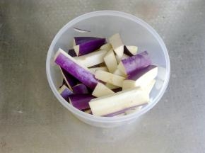 长茄子切成条状。