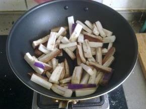 用微波炉高火3分钟，让茄子变软。锅里倒入油，煸炒茄子至表面变色。