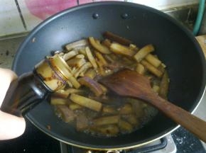 淋入少许味极鲜。