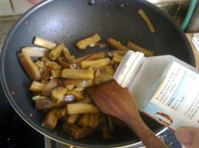 关火加入鸡精。